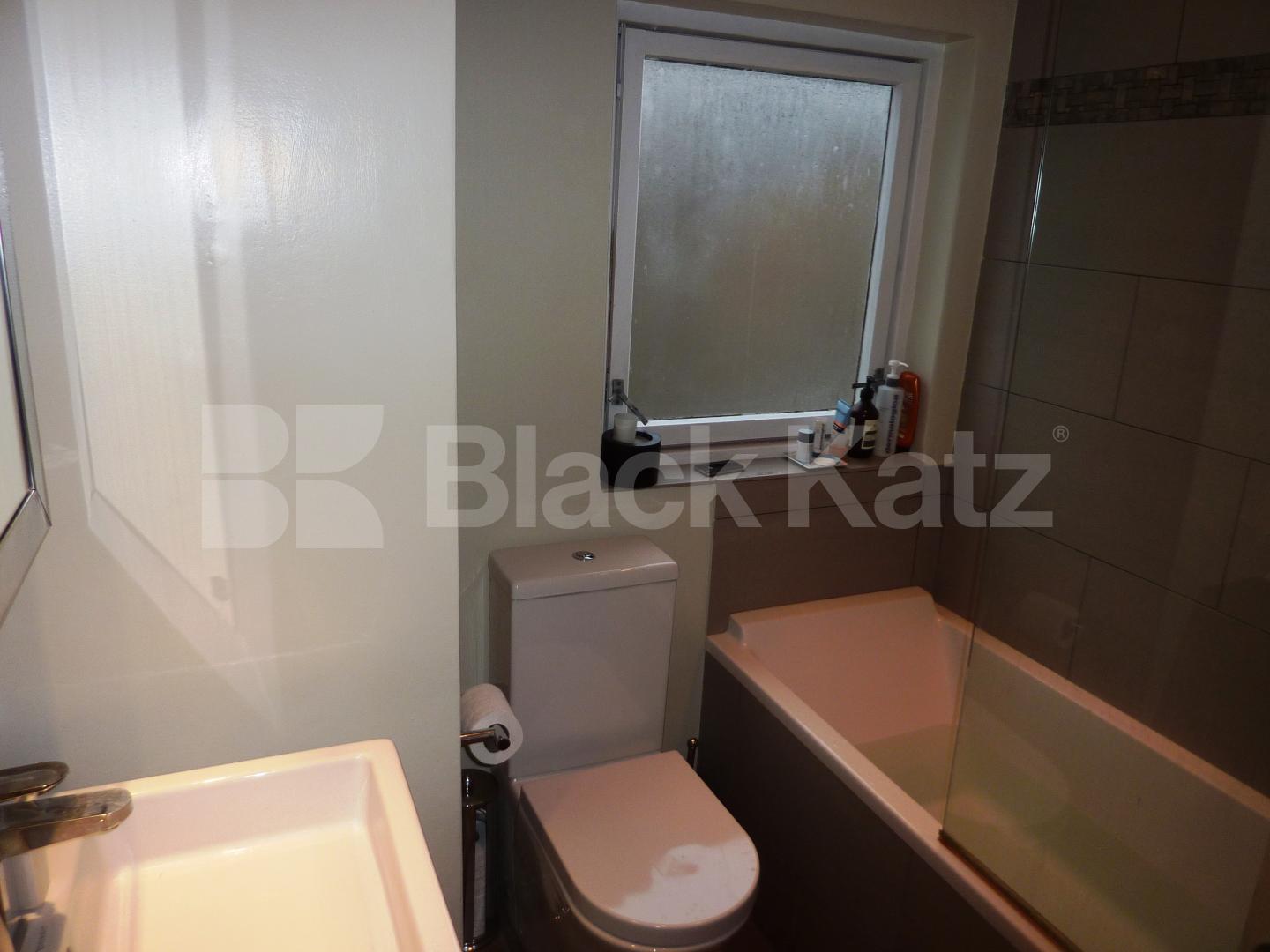 			MUST SEE!, 2 Bedroom, 1 bath, 1 reception Flat			 Balmore Street, DARTMOUTH PARK